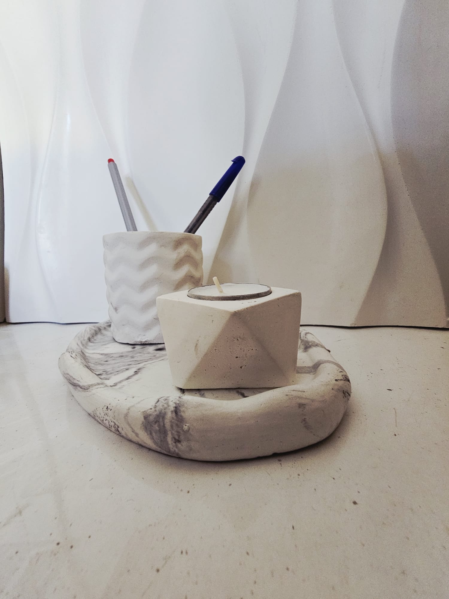 el Yapımı Beton Sunum ve Dekor Tabak – Mermer Desenli, Vernikli, Minimalist & Brutalist Tasarım 3lü Set