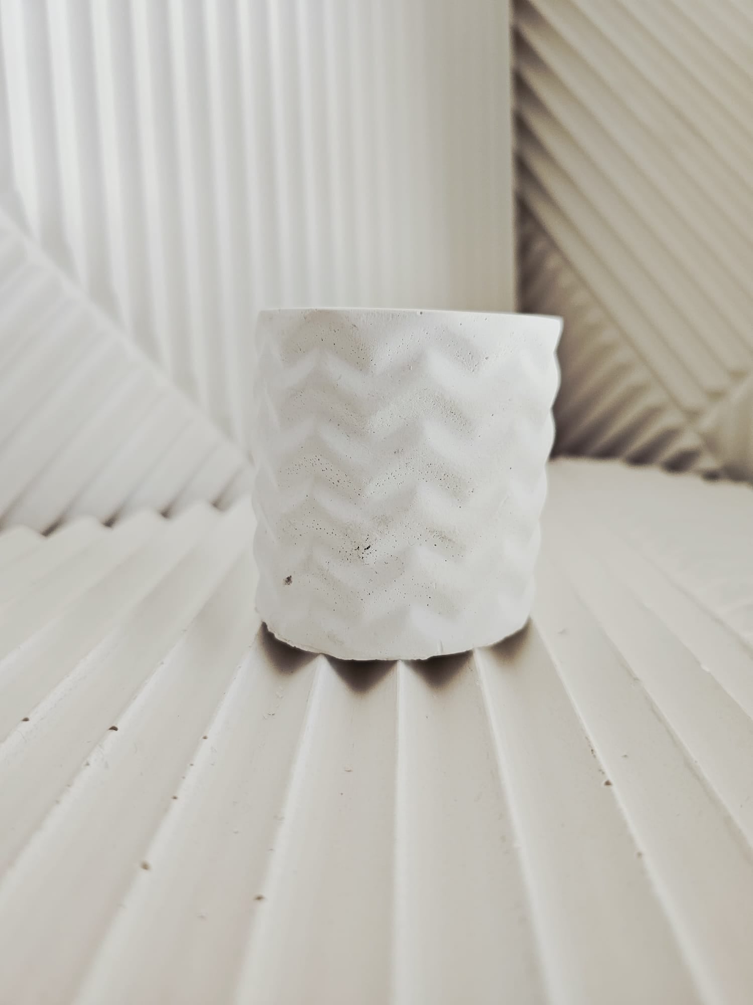 El Yapımı Zigzag Desenli Beton Saksı / Mumluk