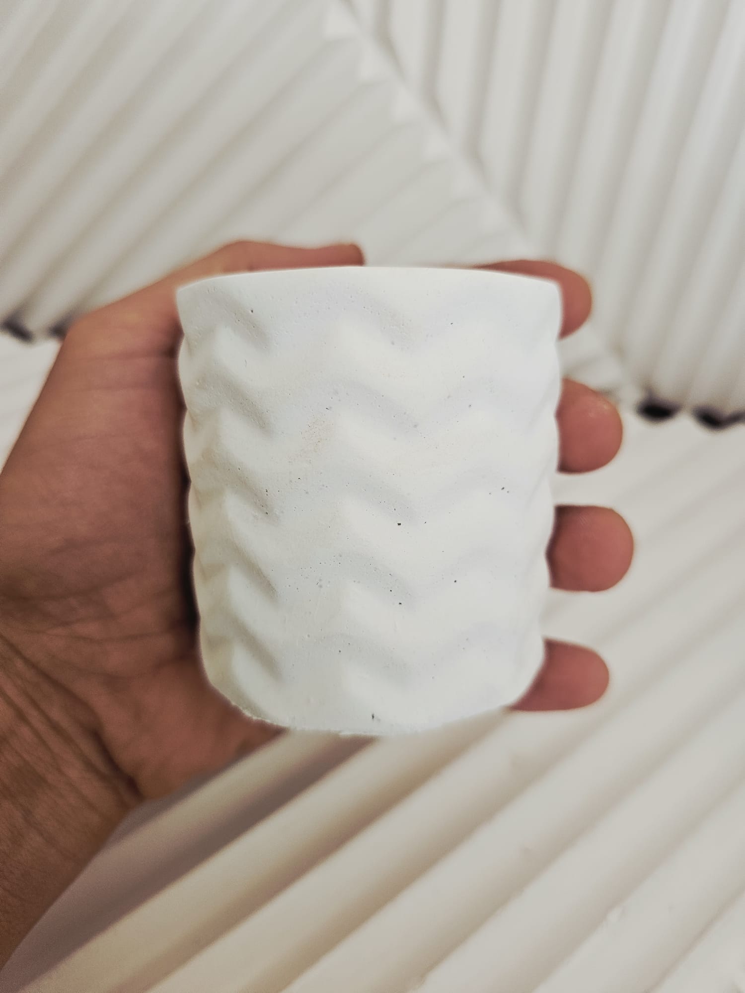 El Yapımı Zigzag Desenli Beton Saksı / Mumluk