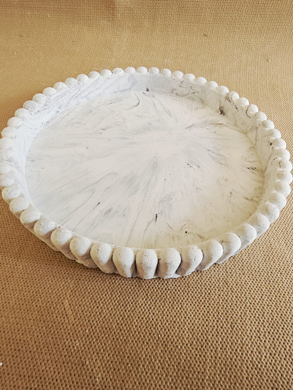 El Yapımı Görünümlü Beaded Edge Mermer Desen Tepsisi | Modern Farmhouse Stilinde Servis ve Dekorasyon Tepsisi