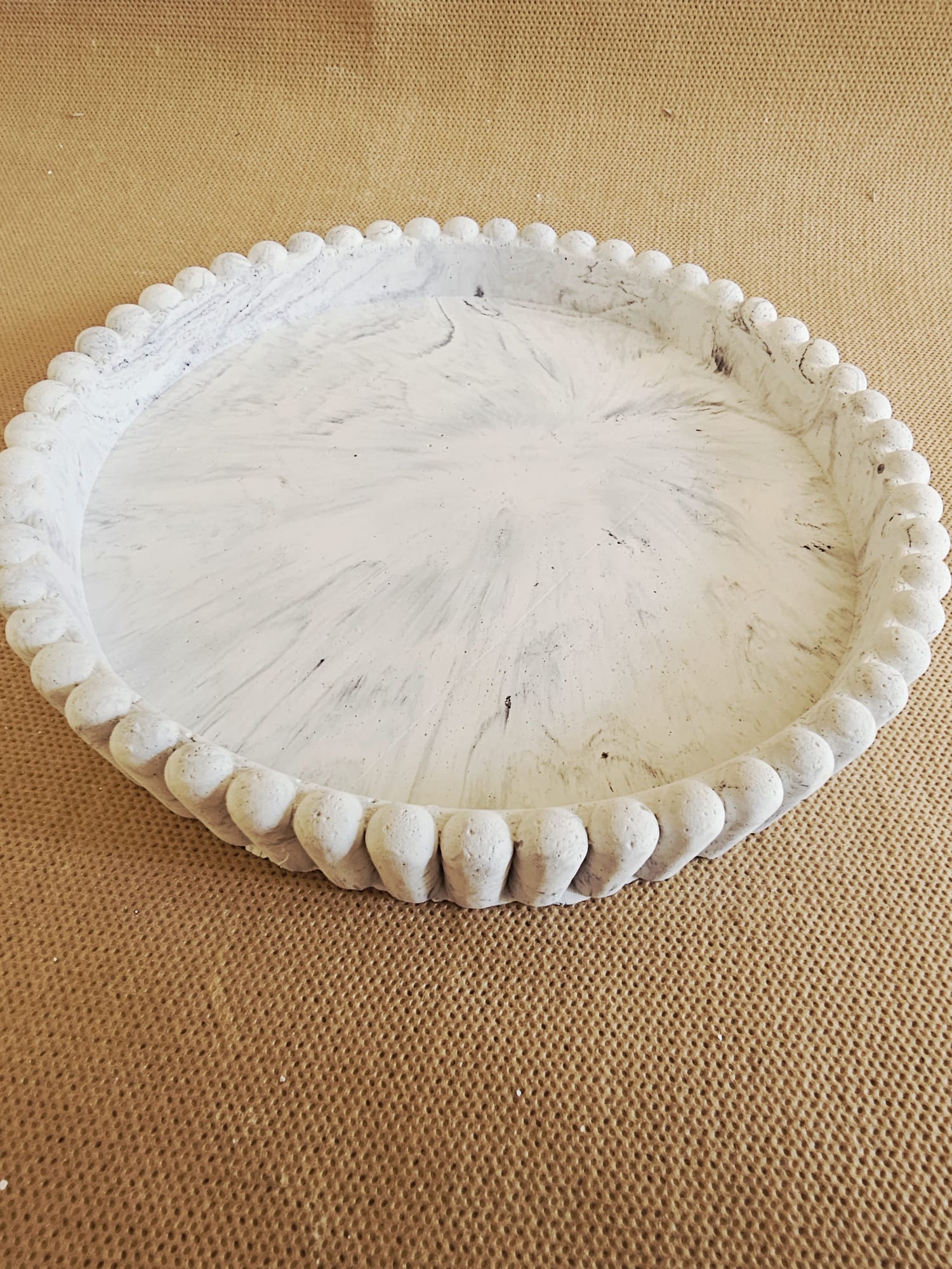 El Yapımı Görünümlü Beaded Edge Mermer Desen Tepsisi | Modern Farmhouse Stilinde Servis ve Dekorasyon Tepsisi