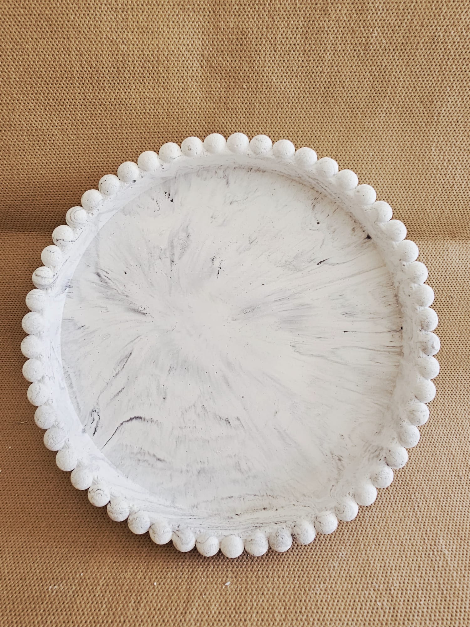 El Yapımı Görünümlü Beaded Edge Mermer Desen Tepsisi | Modern Farmhouse Stilinde Servis ve Dekorasyon Tepsisi